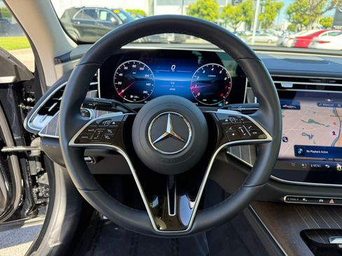 Used 2025 Mercedes-Benz E 350 4MATIC Sedan image 31