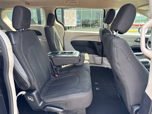 Used 2017 Chrysler Pacifica Touring w/ Tire & Wheel Group FWD image 28
