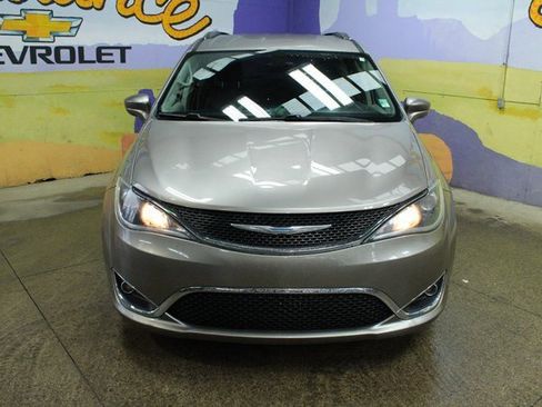Used 2018 Chrysler Pacifica Touring-L image 4