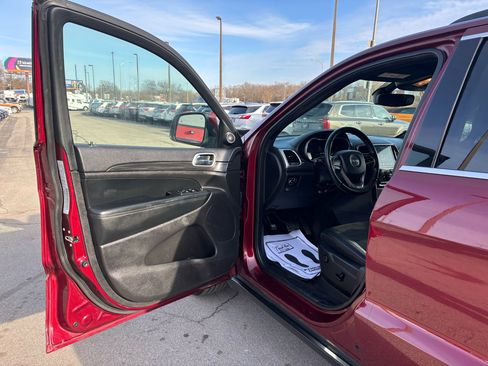 Used 2019 Jeep Grand Cherokee Laredo w/ Laredo X Package image 14