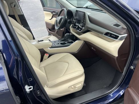Used 2022 Toyota Highlander XLE FWD image 35
