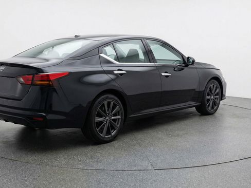 Used 2025 Nissan Altima 2.5 SV image 9