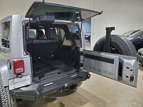 Used 2016 Jeep Wrangler Unlimited Rubicon w/ Connectivity Group AWD/4WD image 43