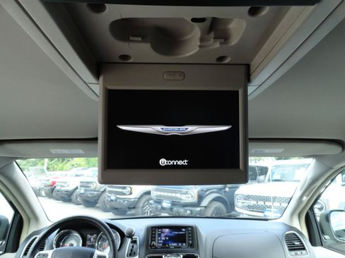 Used 2016 Chrysler Town & Country Touring-L w/ Driver Convenience Group FWD image 22
