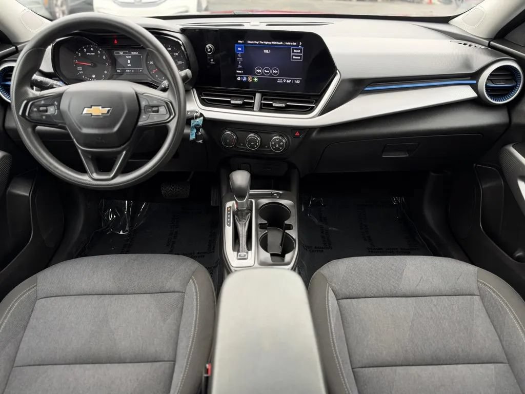 Used 2024 Chevrolet Trax LS w/ LS Convenience Package FWD image 11