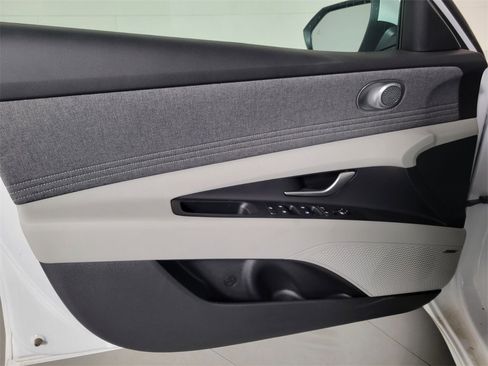 New 2025 Hyundai Elantra Limited image 29