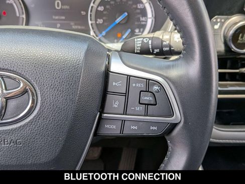 Used 2022 Toyota Highlander XLE AWD/4WD image 19