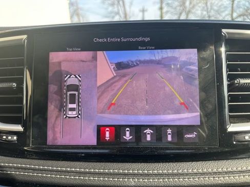 Used 2023 Chrysler Pacifica Touring-L image 26