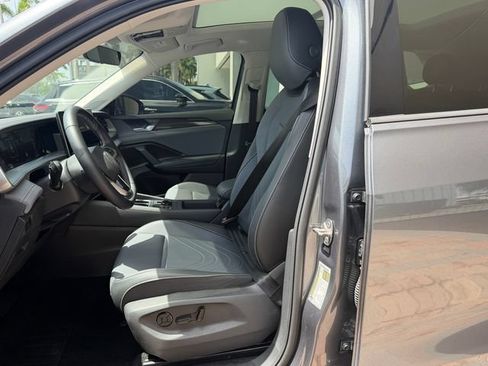 Certified 2025 Volkswagen Tiguan SE w/ Panoramic Sunroof Package AWD/4WD image 12
