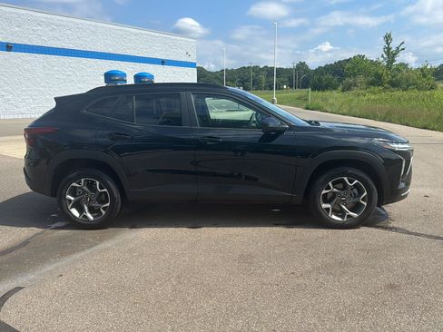 Used 2025 Chevrolet Trax LT FWD image 6