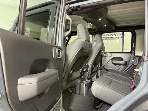 Used 2025 Jeep Wrangler Unlimited Rubicon image 12