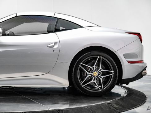 Used 2016 Ferrari California T image 11