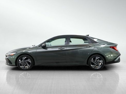 Used 2025 Hyundai Elantra SEL FWD image 2