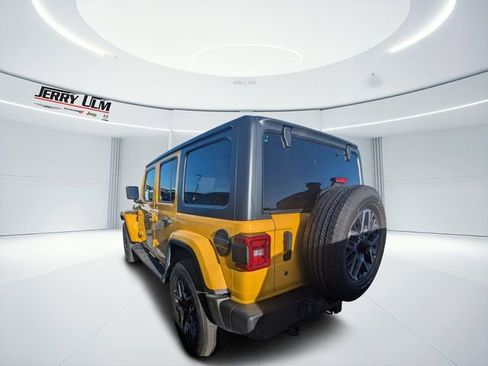 Used 2019 Jeep Wrangler Unlimited Sahara w/ Uconnect 4C Nav & Sound Group AWD/4WD image 3