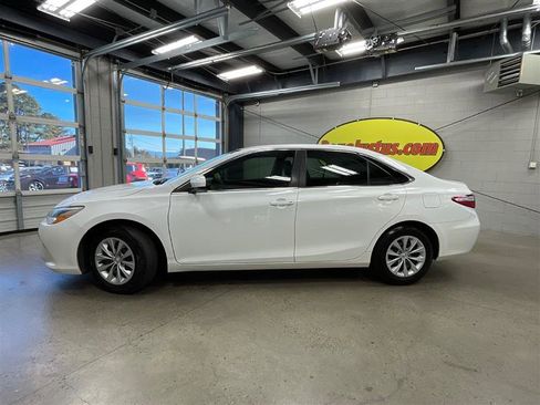 Used 2016 Toyota Camry LE image 2