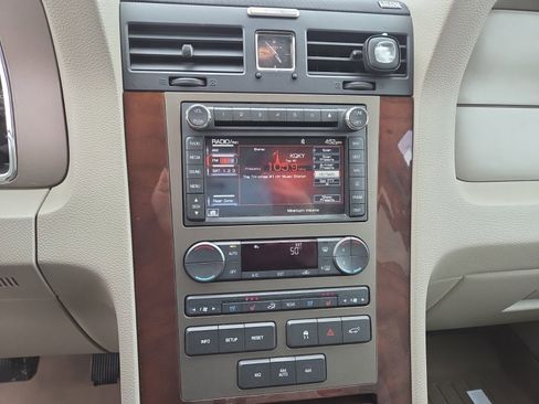 Used 2011 Lincoln Navigator 4WD image 10