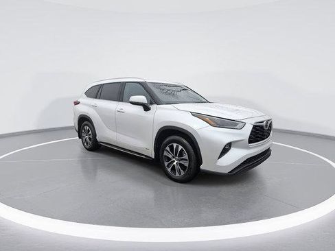 Certified 2026 Toyota Highlander XLE image 3