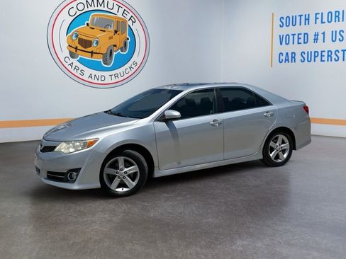 Used 2013 Toyota Camry SE w/ Convenience Pkg FWD image 2
