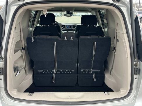 Used 2023 Chrysler Voyager LX FWD image 7