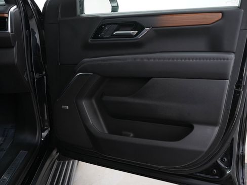 Used 2025 GMC Yukon XL Denali w/ Denali Reserve Package AWD/4WD image 9