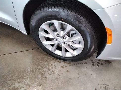 New 2026 Chrysler Pacifica Select image 17