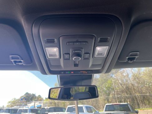 Used 2024 GMC Yukon SLT w/ SLT Luxury Package image 20