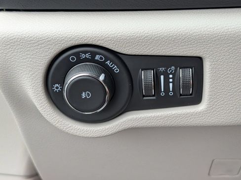 Used 2023 Chrysler Pacifica Touring-L FWD image 10