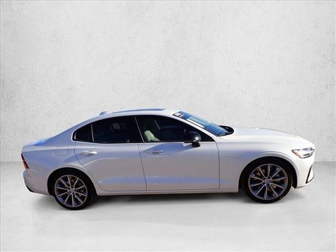Used 2021 Volvo S60 T5 Momentum w/ Premium Package image 5