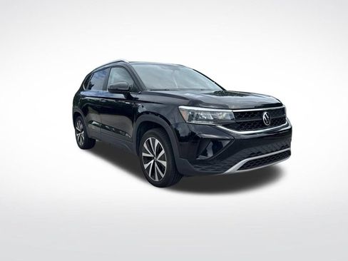 Used 2022 Volkswagen Taos SE FWD image 2