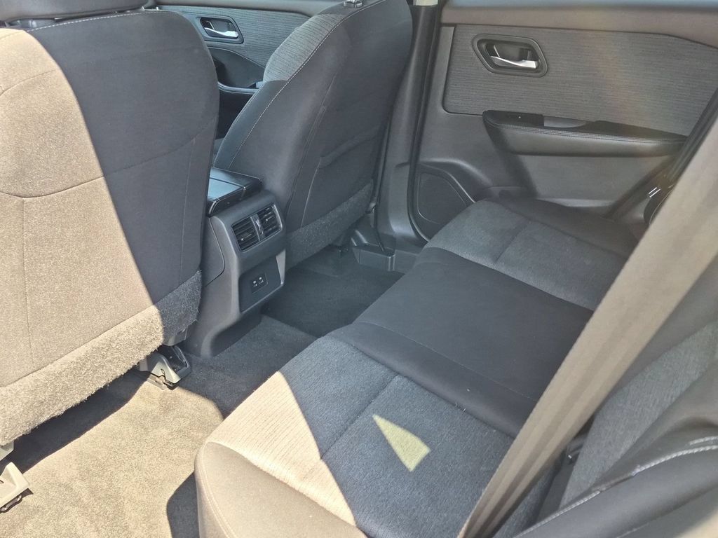 Used 2023 Nissan Rogue SV AWD/4WD image 25