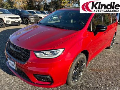 New 2026 Chrysler Pacifica Limited w/ S Appearance Package