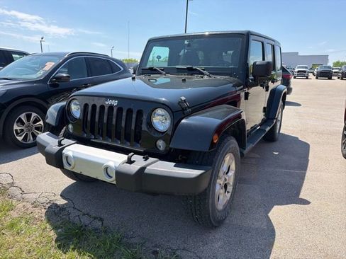 Used 2015 Jeep Wrangler Unlimited Sahara w/ Dual Top Group AWD/4WD image 3