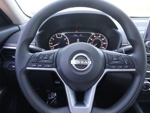 Used 2025 Nissan Altima 2.5 SV FWD image 10