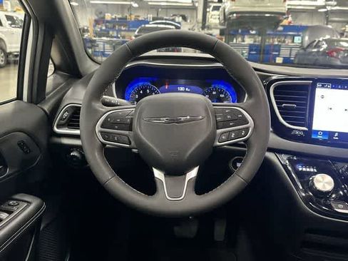Used 2025 Chrysler Pacifica Select FWD image 15