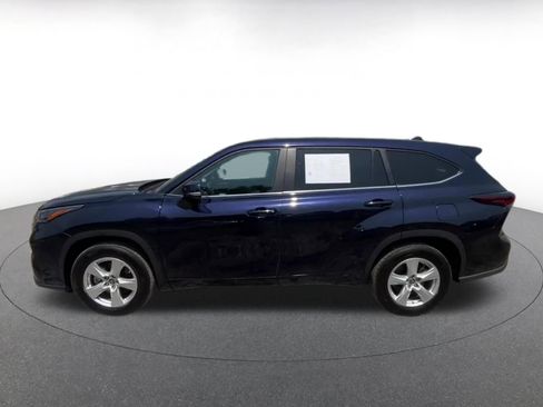 Used 2025 Toyota Highlander LE FWD image 9