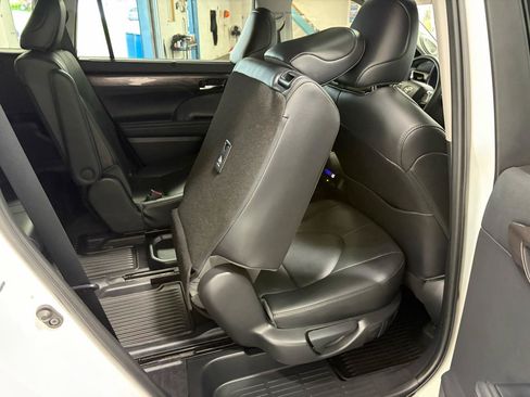 Used 2021 Toyota Highlander Limited AWD/4WD image 22