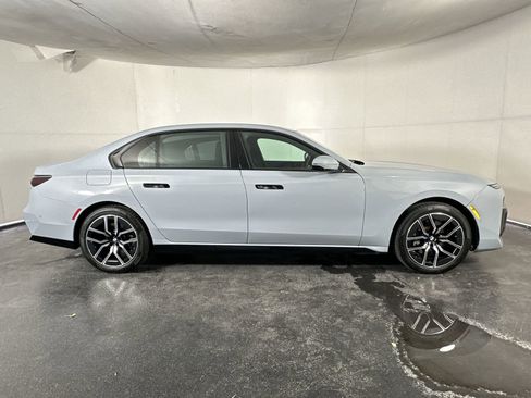 Used 2025 BMW 740i xDrive AWD/4WD image 9