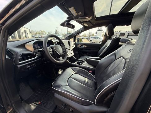Used 2022 Chrysler Pacifica Limited w/ Uconnect Theater Family Group image 11