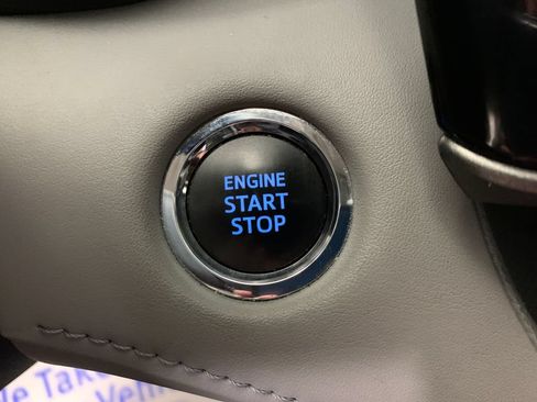 Used 2022 Toyota Highlander XLE FWD image 28