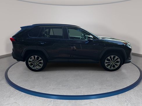 Used 2021 Toyota RAV4 XLE Premium FWD image 4
