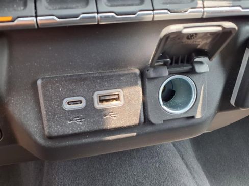 Used 2024 Chevrolet Silverado 2500 Custom w/ Custom Value Package image 9