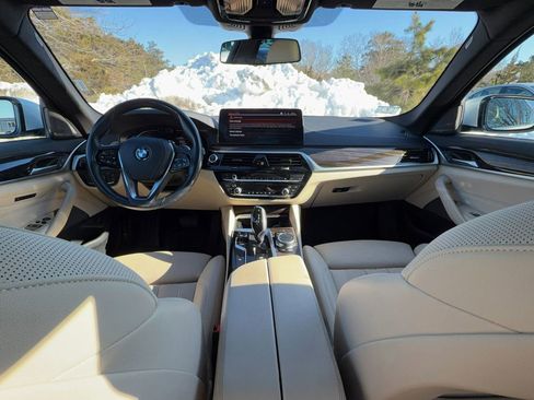 Used 2023 BMW 540i xDrive w/ Premium Package image 9