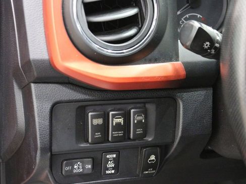 Used 2016 Toyota Tacoma TRD Sport image 17