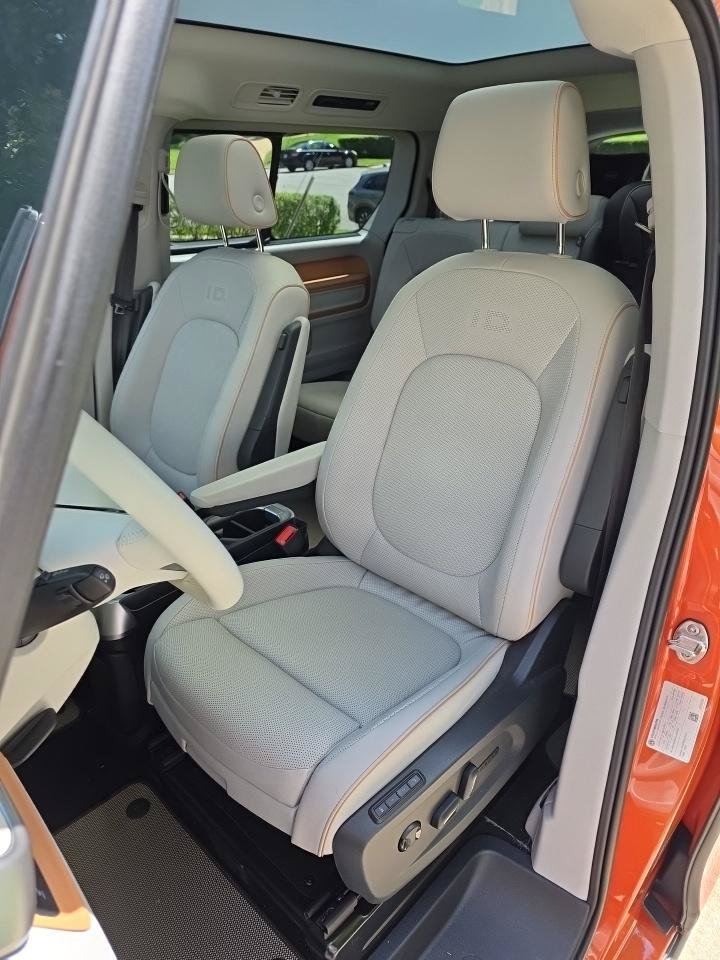 Used 2025 Volkswagen ID. Buzz 1st Edition w/ Cupholders Package RWD image 3