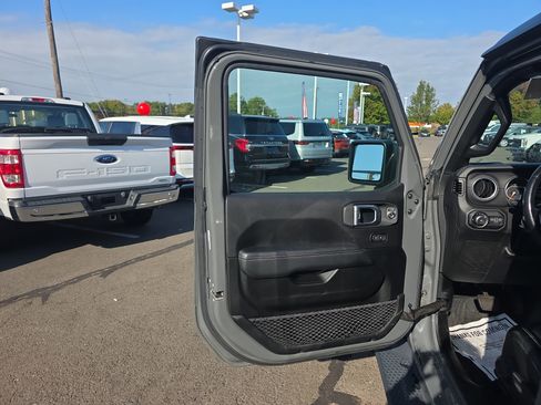 Used 2020 Jeep Wrangler Unlimited Sahara image 26