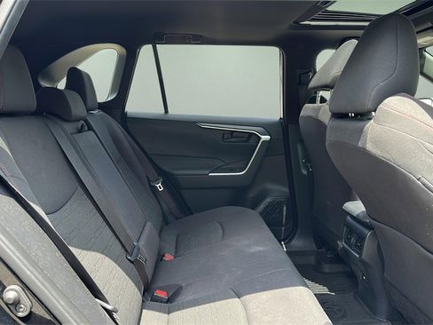 Used 2021 Toyota RAV4 SE image 18