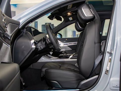 Used 2025 BMW 740i xDrive 740i xDrive w/ Premium Package image 21