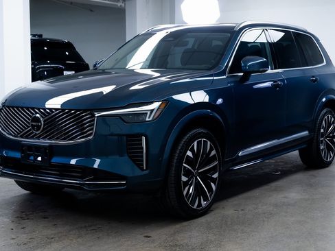 Used 2025 Volvo XC90 B6 Plus image 3