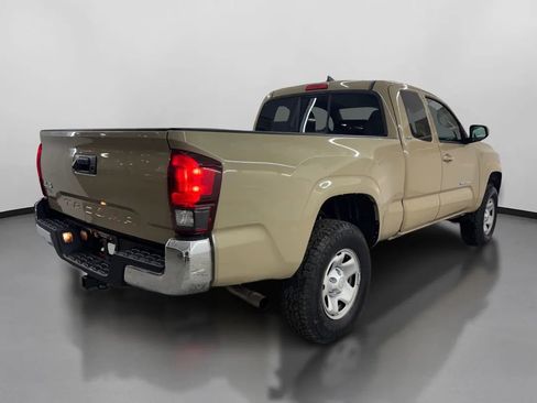 Used 2018 Toyota Tacoma SR5 AWD/4WD image 10