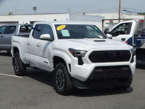 Used 2025 Toyota Tacoma TRD Sport AWD/4WD image 2